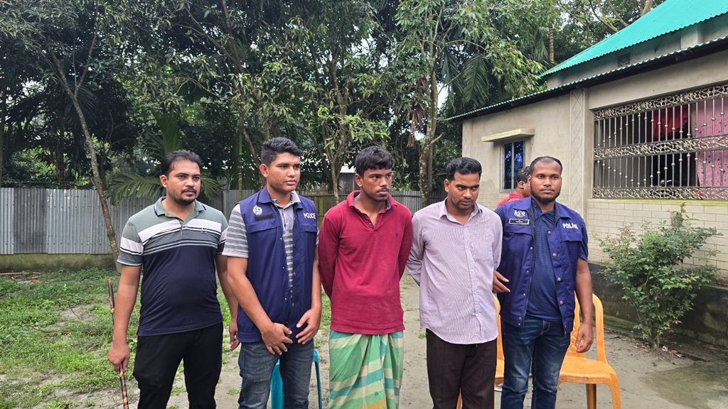 সৌদিপ্রবাসীর বাড়ি লুটের ঘটনায় ভাই গ্রেপ্তার, স্বর্ণ–টাকা উদ্ধার
