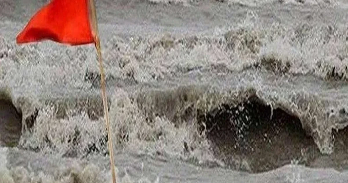 উপকূলে ভারী বৃষ্টির শঙ্কা: ৪ বন্দরে ৩ নম্বর সতর্ক সংকেত বহাল