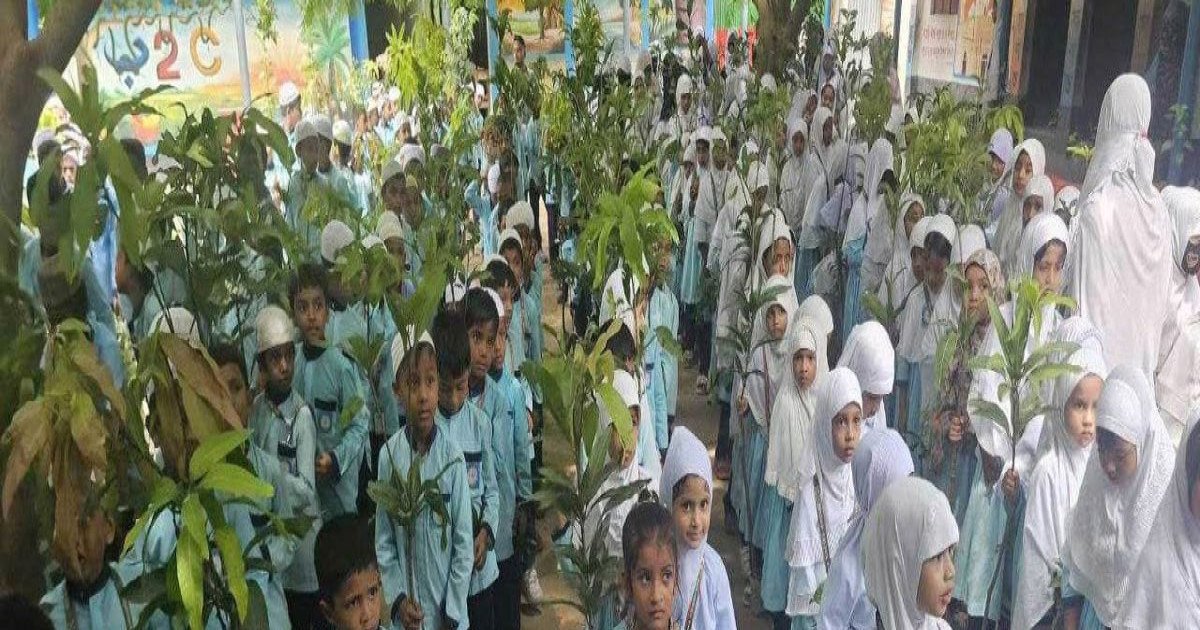 কাহারোলে শিক্ষার্থীদের মাঝে আস-সুন্নাহ ফাউন্ডেশনের চারা বিতরণ