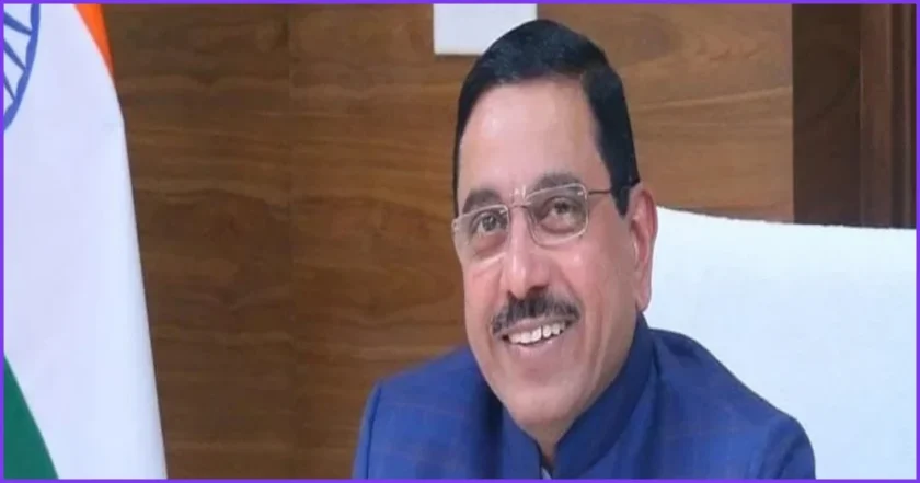 ভারতের নতুন শিক্ষামন্ত্রী হিসেবে দায়িত্ব পেলেন প্রহ্লাদ যোশী