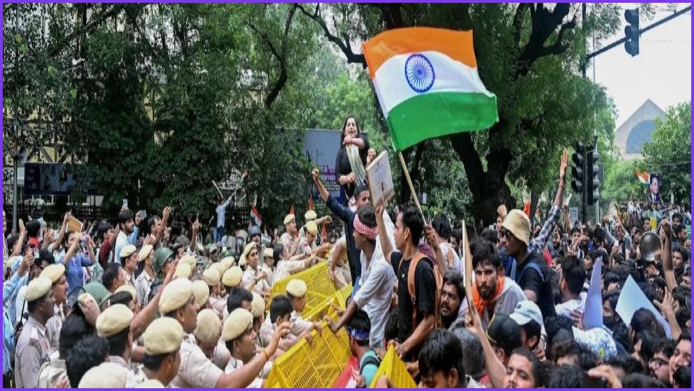 শিক্ষামন্ত্রীর পদত্যাগের পর ভারতে সরকার পতনের ডাক রাহুল গান্ধীর