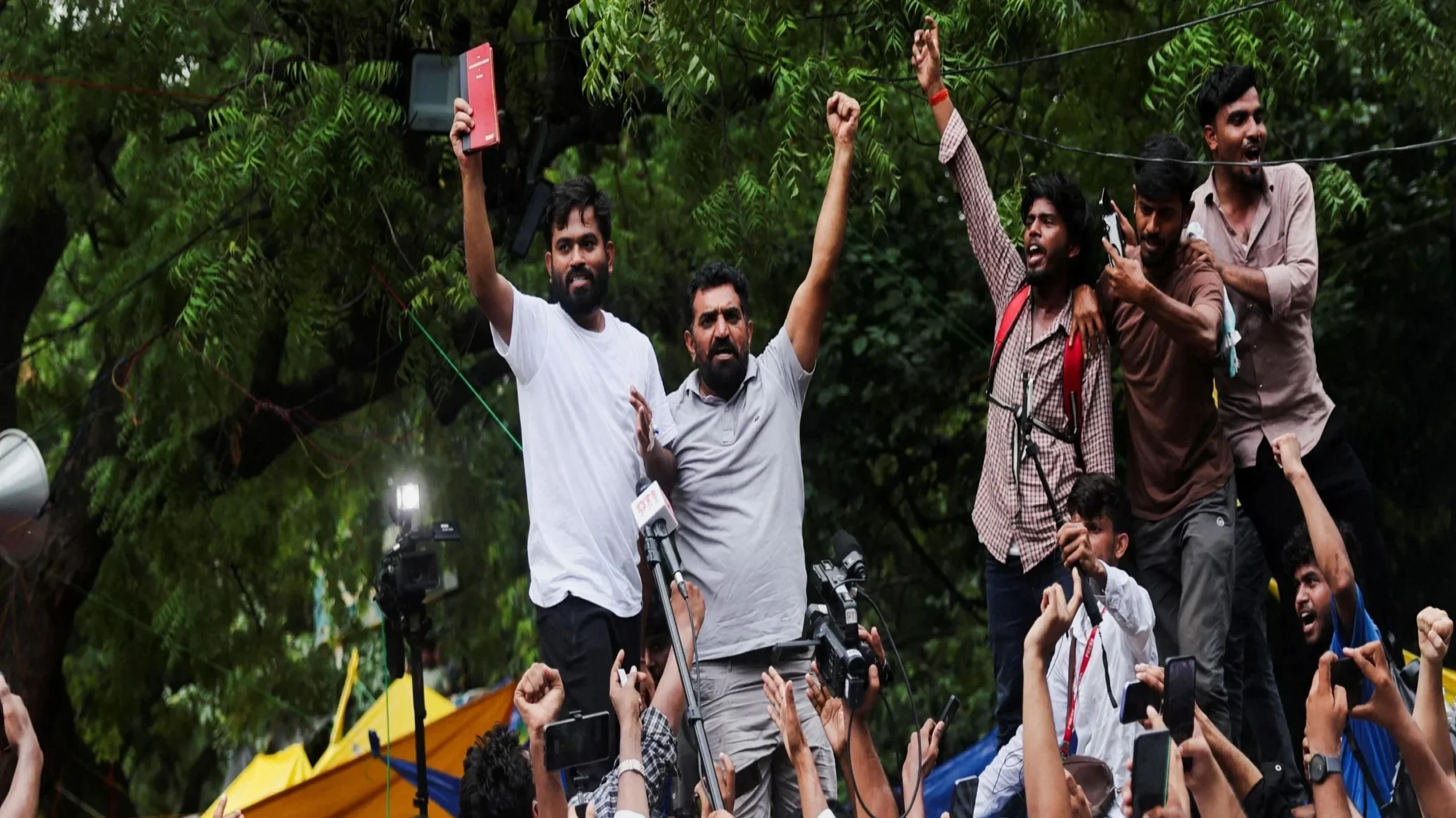 শিক্ষামন্ত্রীর পদত্যাগের পর ভারতে ‘তেলাপোকা’ আন্দোলন স্থগিত