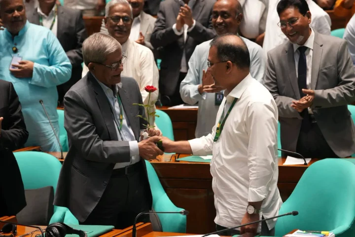 নবনির্বাচিত রাষ্ট্রপতি মির্জা ফখরুলকে লাল গোলাপ শুভেচ্ছা জানালেন প্রধানমন্ত্রী