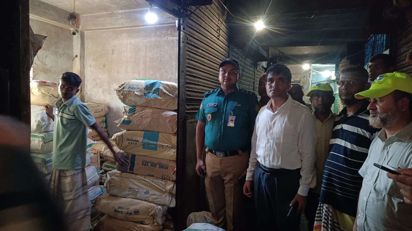 রাজধানীতে ডিএসসিসির যৌথ অভিযান, নিষিদ্ধ পলিথিন জব্দ