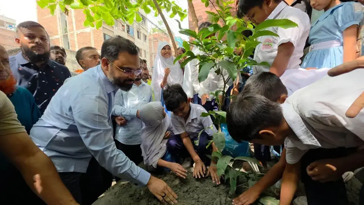 শিক্ষার্থীদের হাতে ৫ হাজার চারা তুলে দিলেন ক্রীড়া প্রতিমন্ত্রী, পরিবেশ রক্ষায় বিশেষ আহ্বান
