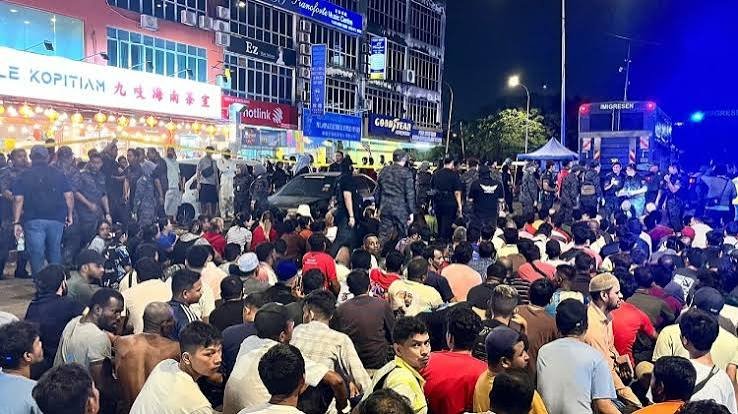 মালয়েশিয়াজুড়ে সাঁড়াশি অভিযানে আটক ৪৬০ বাংলাদেশি!