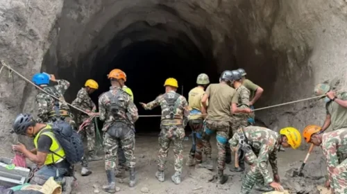 নেপালে ৯০০ জলবিদ্যুৎ কর্মী নিখোঁজ, পাহাড় ভেঙে সুড়ঙ্গে বাতাস পাঠাচ্ছেন উদ্ধারকারীরা