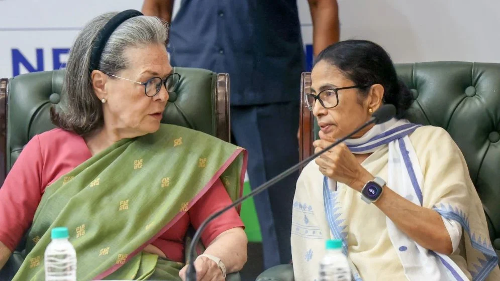 ইসি প্রধানের পদত্যাগের দাবিতে ‘ইন্ডিয়া’ জোটের আন্দোলন, দিল্লিতে মমতা-সোনিয়া সংহতি