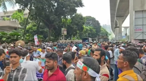 মালয়েশিয়া যেতে না পেরে কাওরান বাজারে ভুক্তভোগী কর্মীদের সড়ক অবরোধ ও বিক্ষোভ