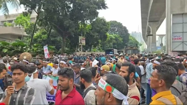 মালয়েশিয়া যেতে না পেরে কাওরান বাজারে ভুক্তভোগী কর্মীদের সড়ক অবরোধ ও বিক্ষোভ