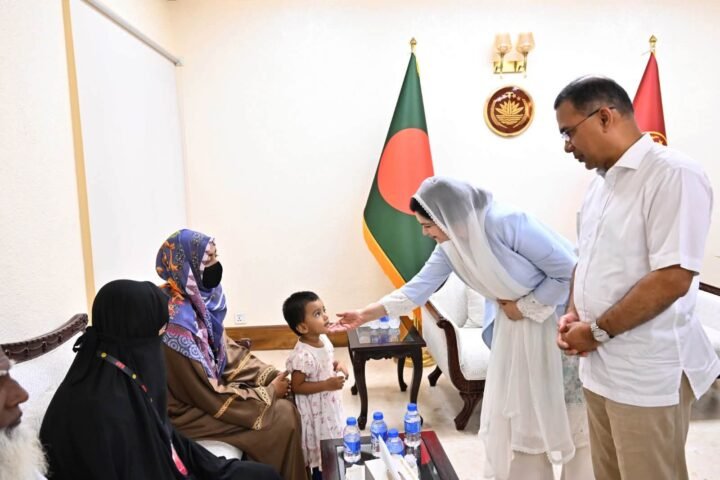 হাটহাজারীতে শহিদ দুই সেনা পরিবারের পাশে প্রধানমন্ত্রী!