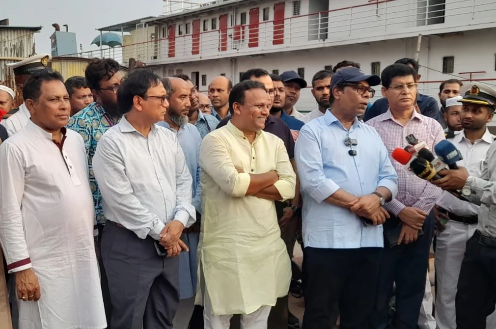 ৩ যাত্রীবাহী জাহাজ রূপান্তর হচ্ছে ‘ভাসমান হাসপাতালে