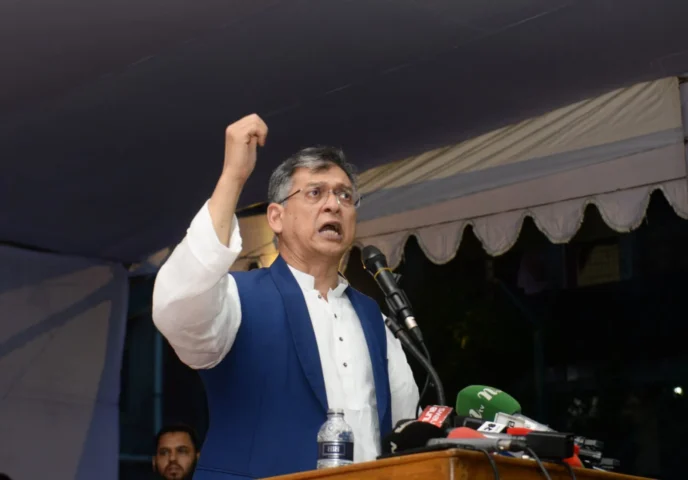 আওয়ামী লীগকে আর রাজনীতি করতে দেওয়া হবে না: স্বরাষ্ট্রমন্ত্রী