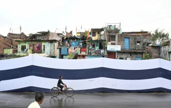 পর্দা দিয়ে ঢাকা হলো দিল্লির বস্তি