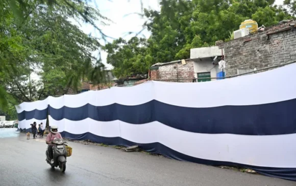 পর্দা দিয়ে ঢাকা হলো দিল্লির বস্তি