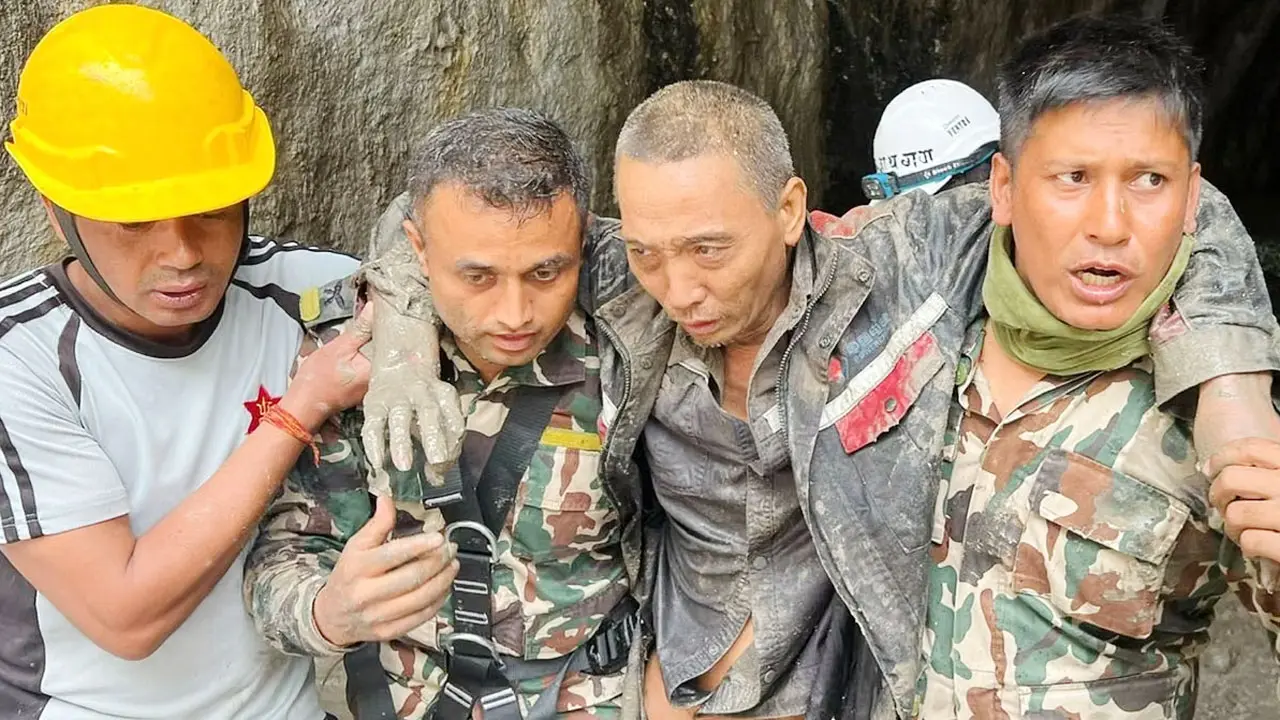 নেপালে বন্যার ১০ দিন পর সুড়ঙ্গ থেকে চীনা নাগরিককে জীবিত উদ্ধার!